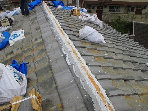 明石市の棟瓦の安定性を高める工程